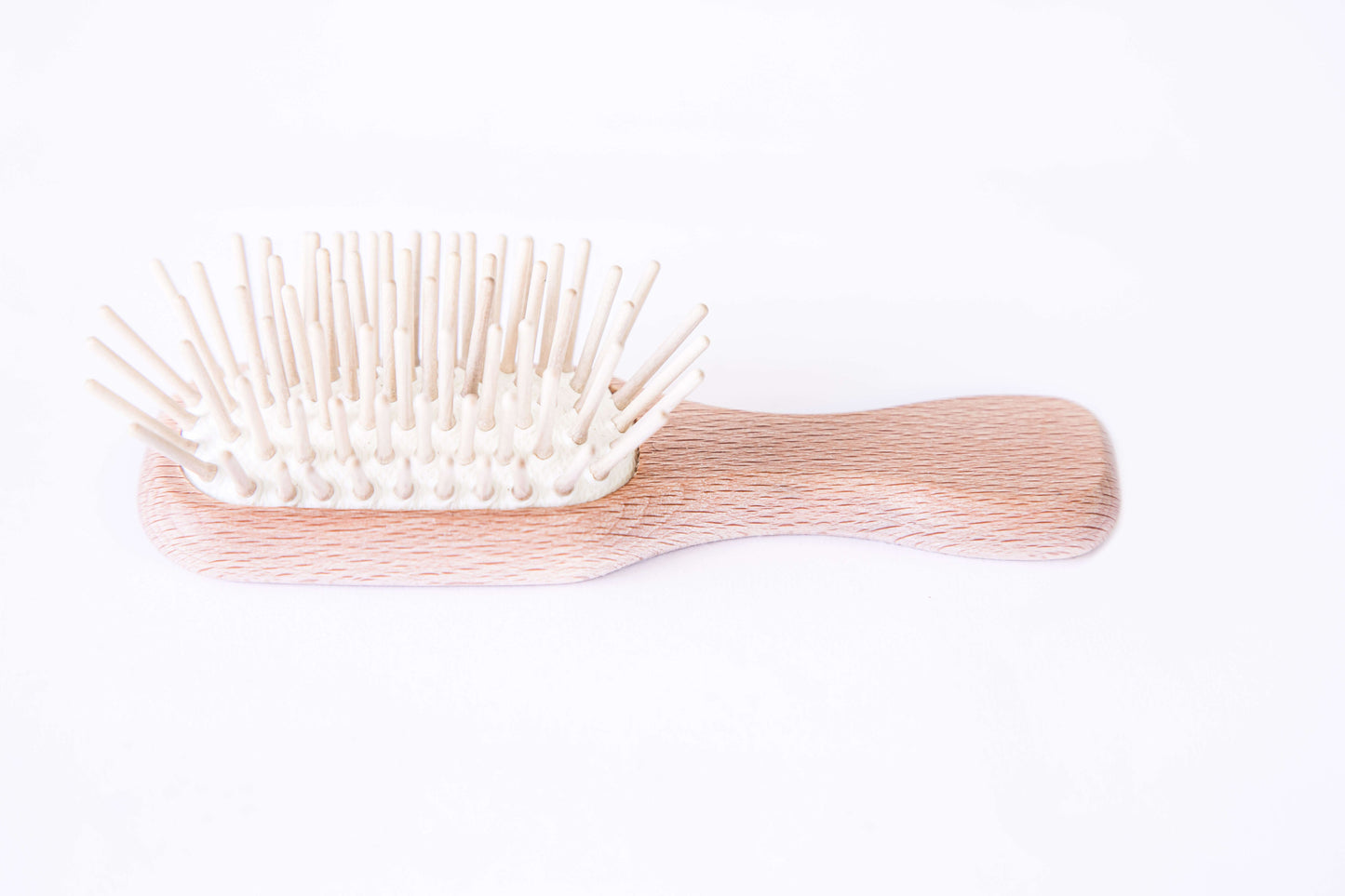 Petite brosse en bois de hêtre